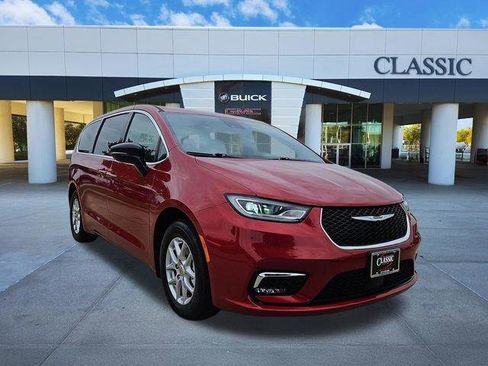 Used 2025 Chrysler Pacifica Select FWD image 1