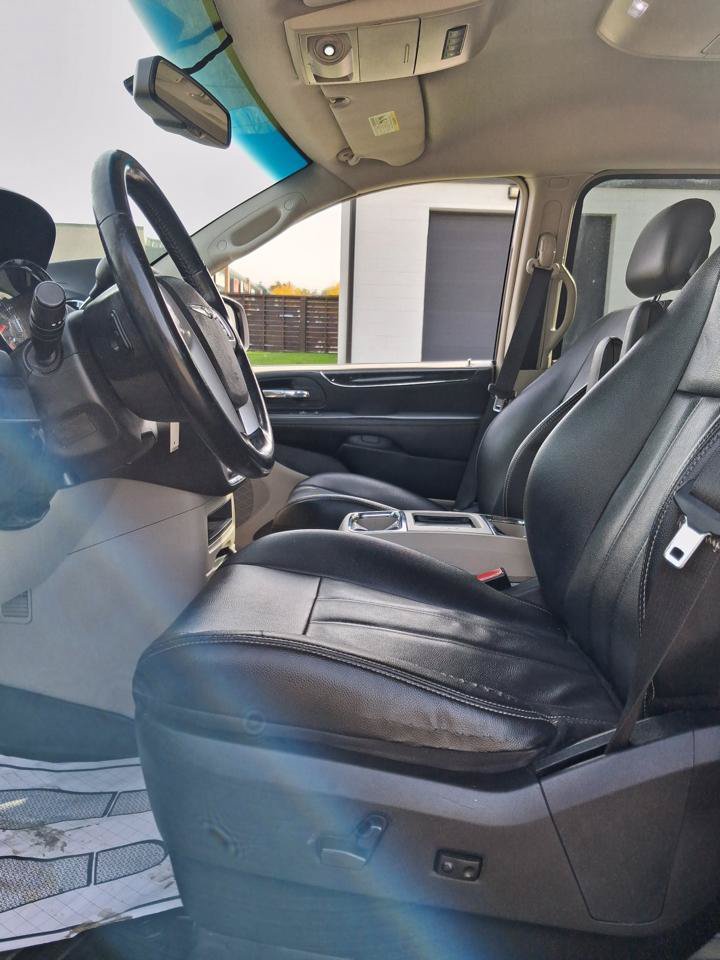 Used 2014 Chrysler Town & Country Touring FWD image 6