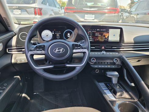 Used 2025 Hyundai Elantra SEL FWD image 19