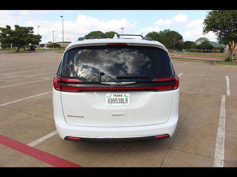 Used 2022 Chrysler Pacifica Touring-L image 3