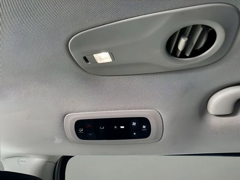 Used 2023 Chrysler Voyager LX image 15