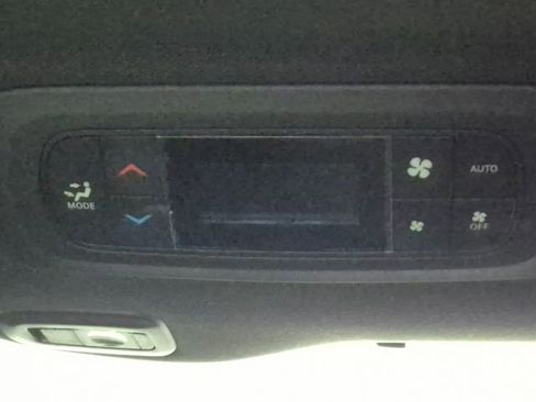 Used 2025 Chrysler Pacifica Limited image 23