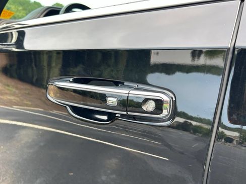 Used 2024 GMC Yukon XL SLT w/ SLT Premium Package RWD image 24