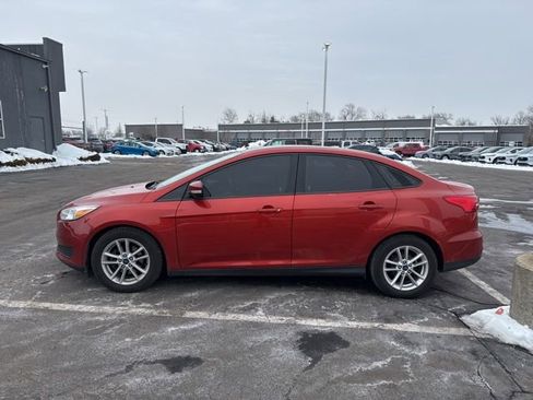 Used 2018 Ford Focus SE w/ Cold Weather Package image 9