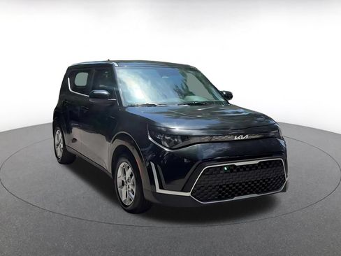 Used 2025 Kia Soul LX w/ LX Technology Package FWD image 3