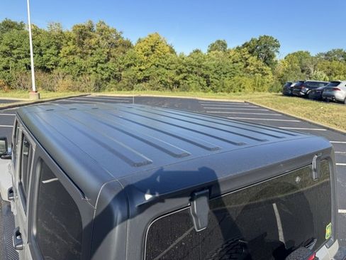 Used 2020 Jeep Wrangler Unlimited Sahara image 12