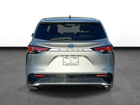 Used 2025 Toyota Sienna XSE image 8