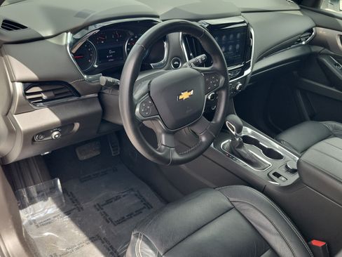 Used 2023 Chevrolet Traverse LT FWD image 9