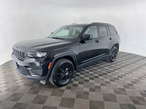 Used 2024 Jeep Grand Cherokee Altitude AWD/4WD image 3