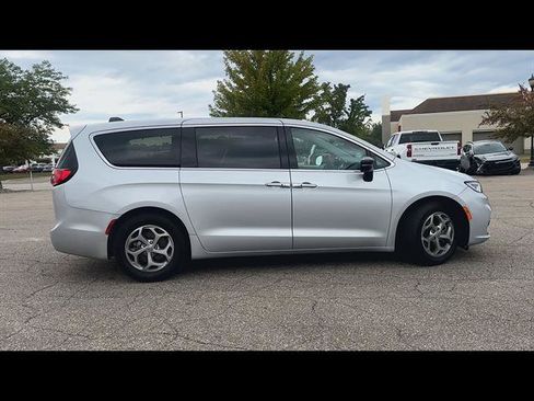 Used 2024 Chrysler Pacifica Limited FWD image 34