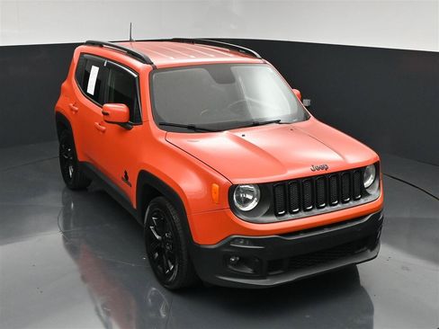 Used 2018 Jeep Renegade Altitude w/ Cold Weather Group FWD image 22