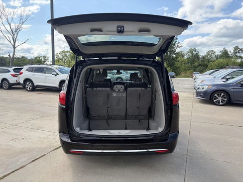 Used 2018 Chrysler Pacifica Touring-L FWD image 24