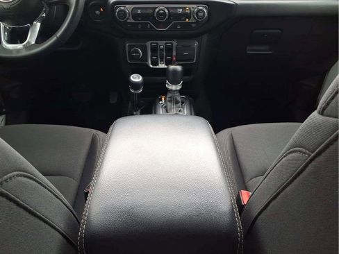 Used 2023 Jeep Gladiator Overland AWD/4WD image 12