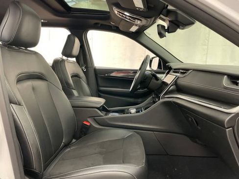 Used 2023 Jeep Grand Cherokee Altitude AWD/4WD image 13
