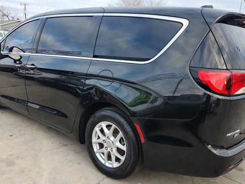 Used 2017 Chrysler Pacifica Touring FWD image 4