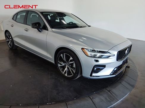 Used 2025 Volvo S60 B5 Core image 3