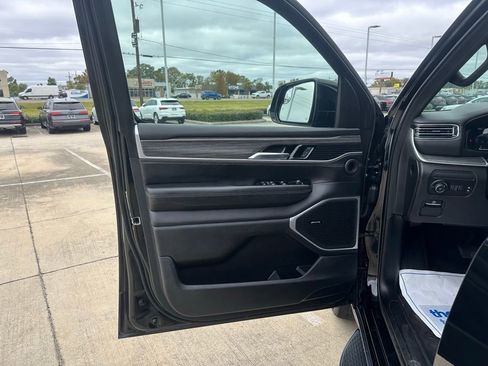 Used 2023 Jeep Wagoneer L Series II image 11