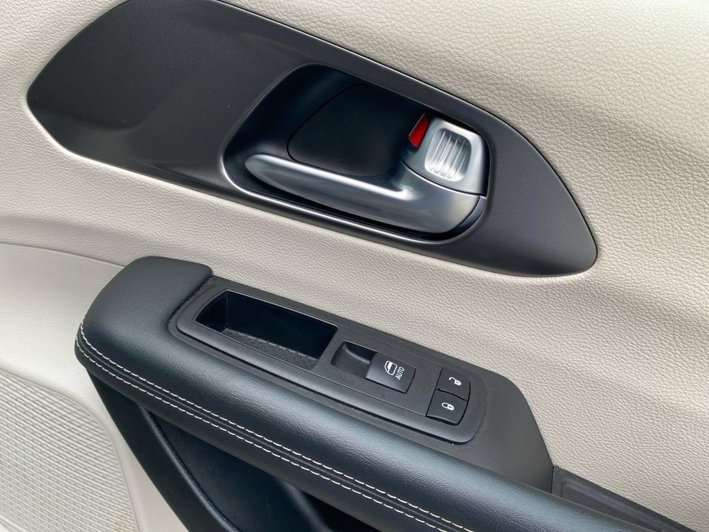 Used 2024 Chrysler Pacifica Touring-L FWD image 11