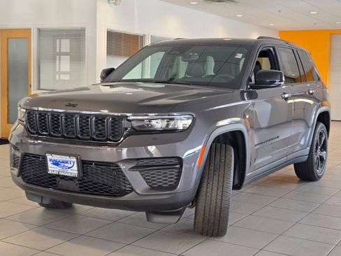 Used 2023 Jeep Grand Cherokee Altitude AWD/4WD image 4