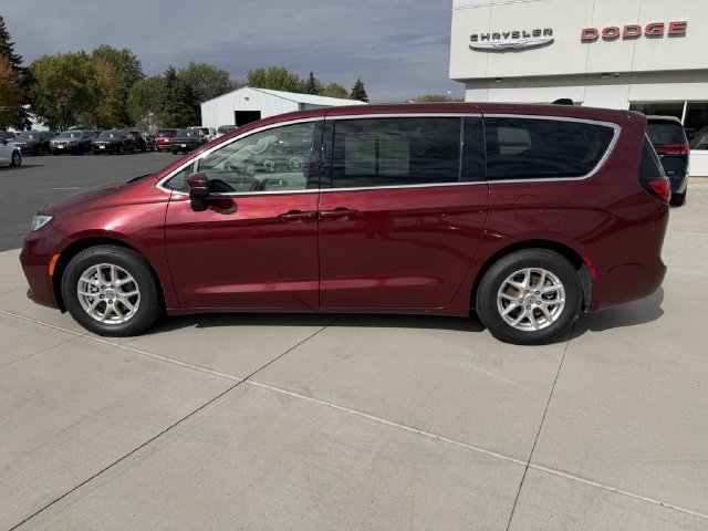 Used 2023 Chrysler Pacifica Touring-L FWD image 6