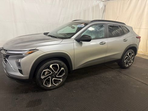 Used 2024 Chevrolet Trax RS w/ Sunroof Package image 2