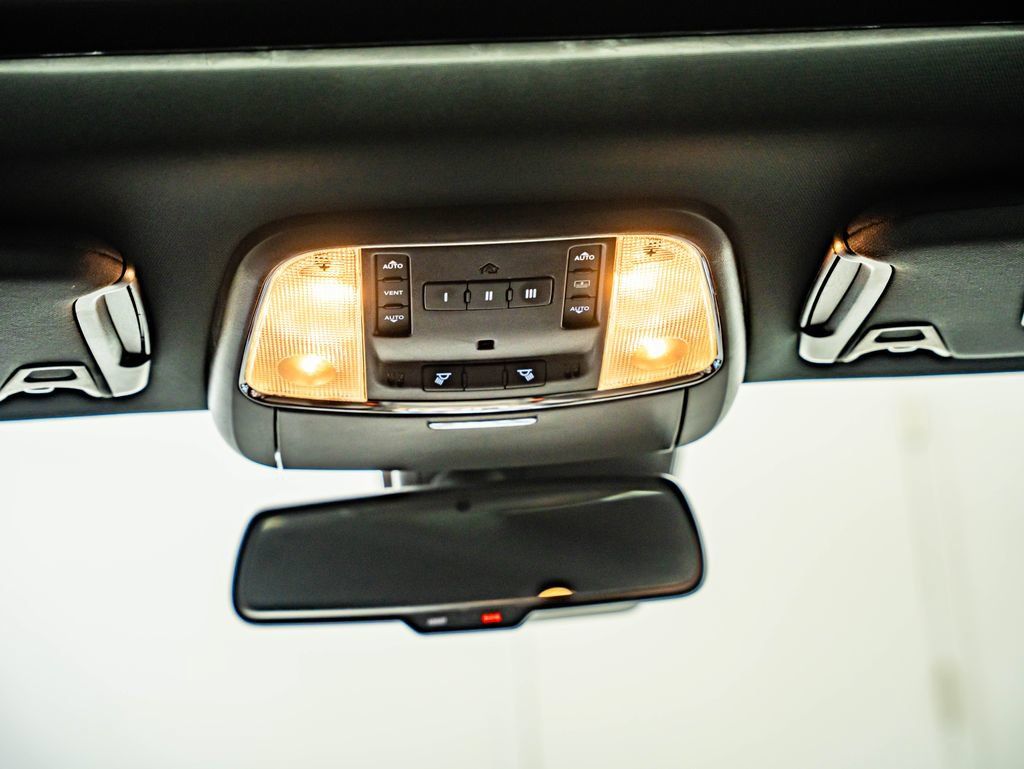 Used 2023 Chrysler 300 C RWD image 40