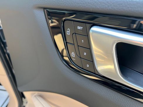 Used 2023 Porsche Cayenne AWD/4WD image 16