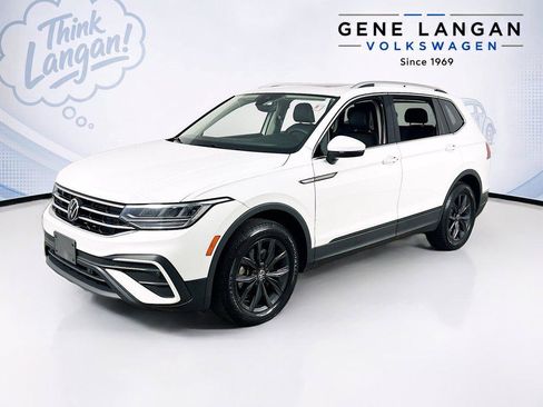 Certified 2024 Volkswagen Tiguan SE w/ Panoramic Sunroof Package AWD/4WD image 1