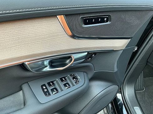 Used 2025 Volvo XC90 B5 Core image 16