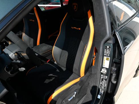 Used 2024 Lamborghini Urus Performante AWD/4WD image 18