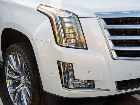 Used 2017 Cadillac Escalade Premium Luxury AWD/4WD image 8