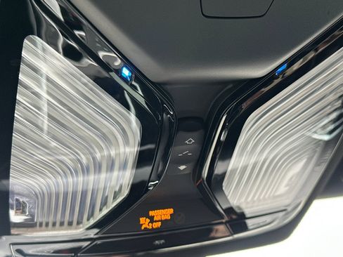 Used 2025 BMW 230i Coupe w/ Convenience Package image 21