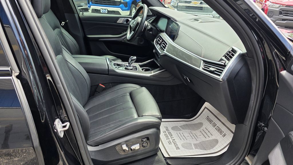 Used 2021 BMW X7 M50i w/ Dynamic Handling Package AWD/4WD image 6