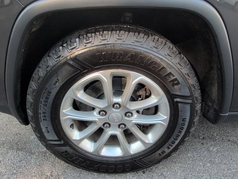 Used 2021 Jeep Grand Cherokee Laredo image 9