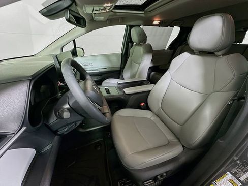 Used 2025 Toyota Sienna XLE image 12