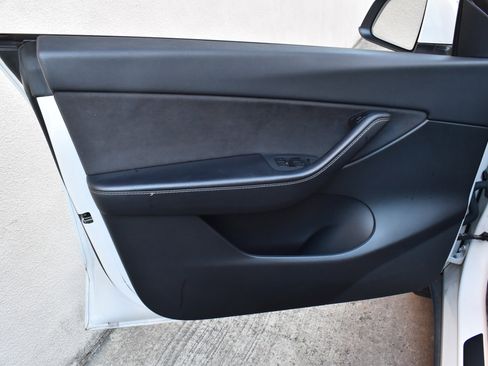 Used 2021 Tesla Model Y Long Range image 18