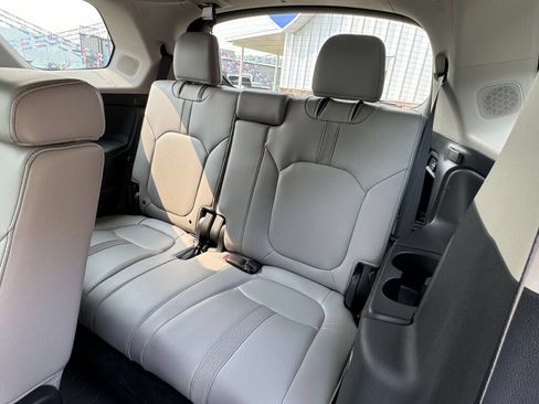 Used 2025 Honda Pilot Touring image 17