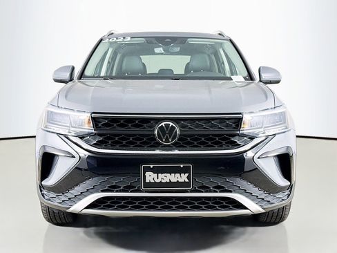Used 2023 Volkswagen Taos SE w/ Panoramic Sunroof Package FWD image 2