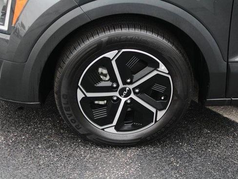 Used 2024 Kia Niro LX image 2