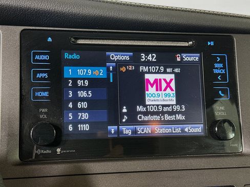 Used 2015 Toyota Sienna XLE FWD image 21