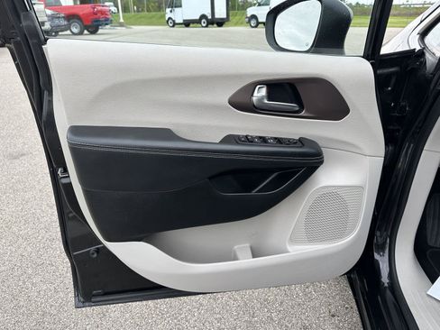Used 2023 Chrysler Voyager LX FWD image 17