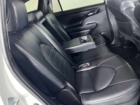 Used 2022 Toyota Highlander XLE AWD/4WD image 28
