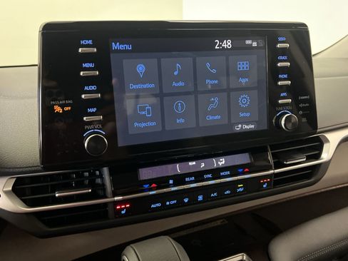 Used 2024 Toyota Sienna XLE w/ XLE Plus Package FWD image 17