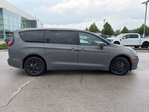 Used 2022 Chrysler Pacifica Limited w/ Uconnect Theater Family Group FWD image 9