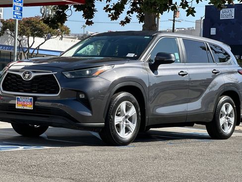 Used 2023 Toyota Highlander LE AWD/4WD image 8