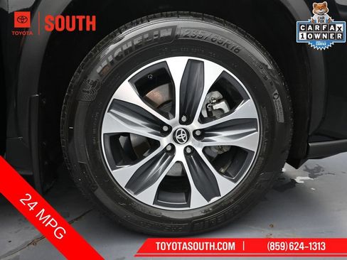 Used 2024 Toyota Highlander XLE AWD/4WD image 31