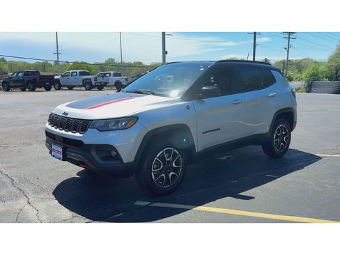Used 2025 Jeep Compass Trailhawk image 4