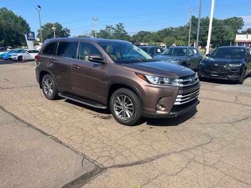 Used 2017 Toyota Highlander XLE AWD/4WD image 22