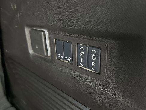 Used 2025 GMC Yukon Denali image 33