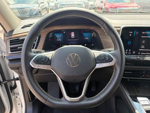 Used 2025 Volkswagen Atlas SE AWD/4WD image 13